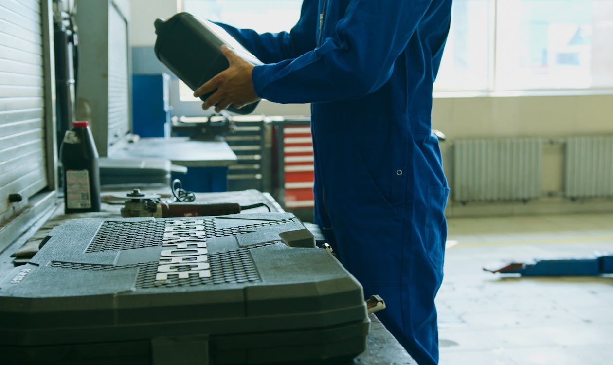 Механік готує масло для заміни в двигуні — СТО ABT Service Київ